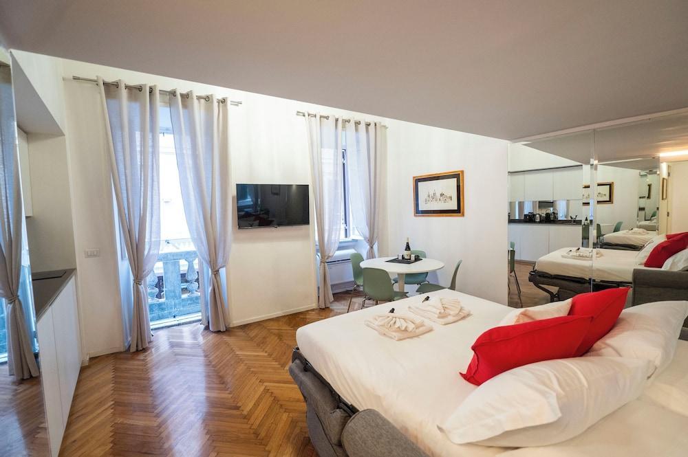 Spanish Steps Romantic Nest With Balcony - Tap to explore photos