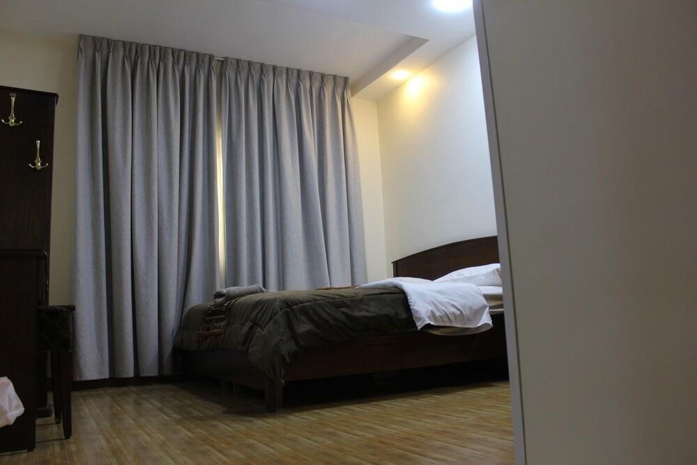 Al Ahfad Hotel Apartments Room Type - Deluxe Apartment, 1 King Bed