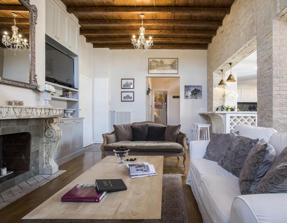 Il Bacio Luxury Spanish Steps Penthouse With Terrace Perfect - Tap to explore photos