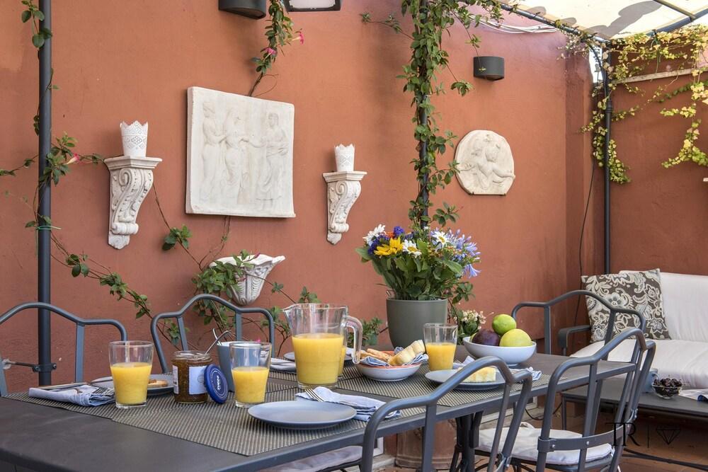 Il Bacio Luxury Spanish Steps Penthouse With Terrace Perfect - Tap to explore photos