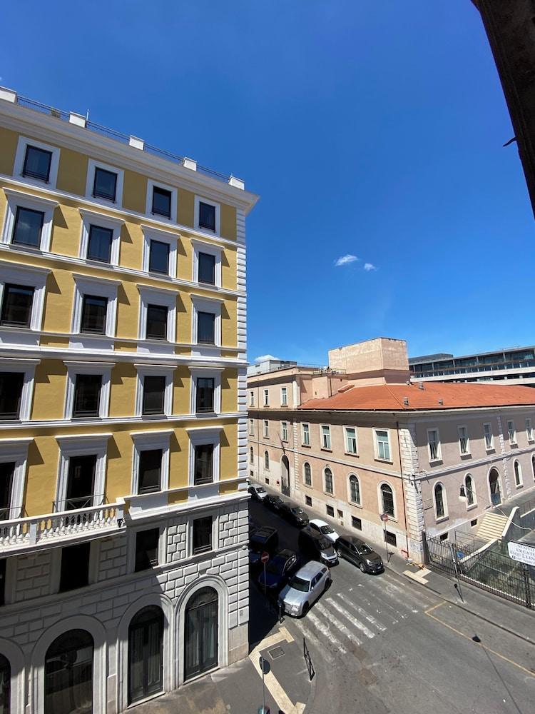 De Vince Luxury Suites - Roma Termini - Tap to explore photos