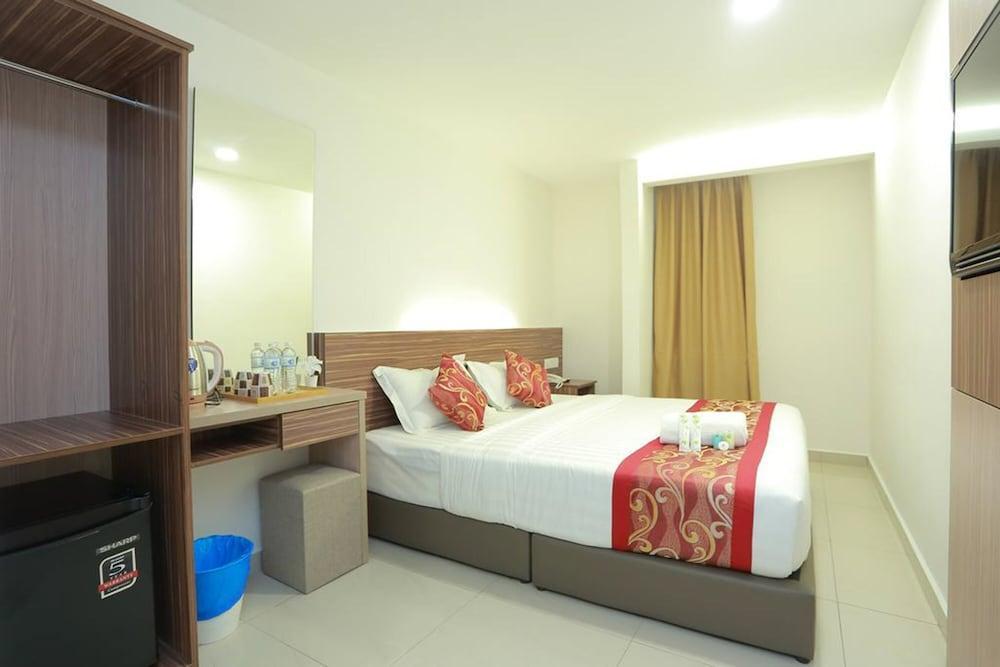 Bitz Bintang Hotel - Tap to explore photos