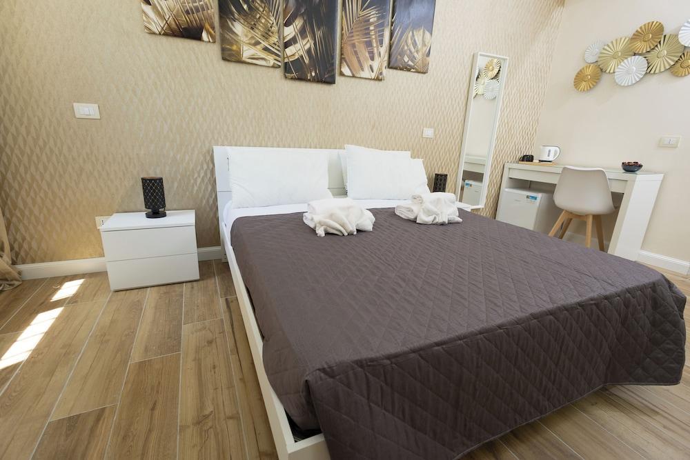 Sant'Erasmo Rooms - Tap to explore photos
