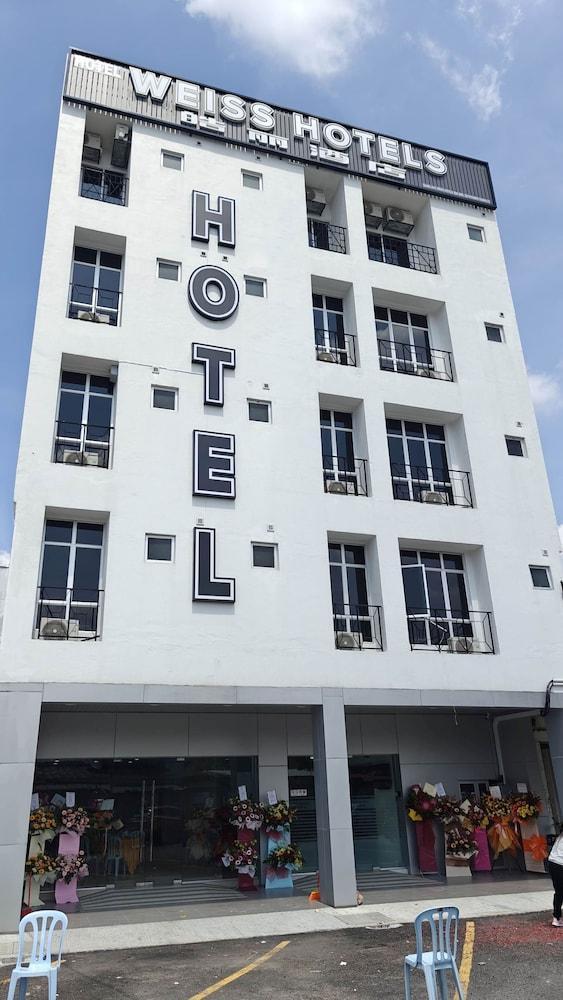 Weiss Hotels Kepong Baru - Tap to explore photos