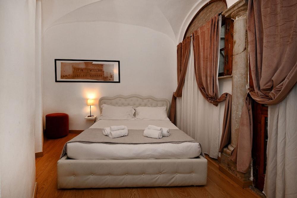 SanGallo Rooms-Residenze Romanae - Tap to explore photos