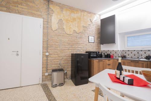 Trastevere Lovely 2 BR Apartment - Tap to explore photos