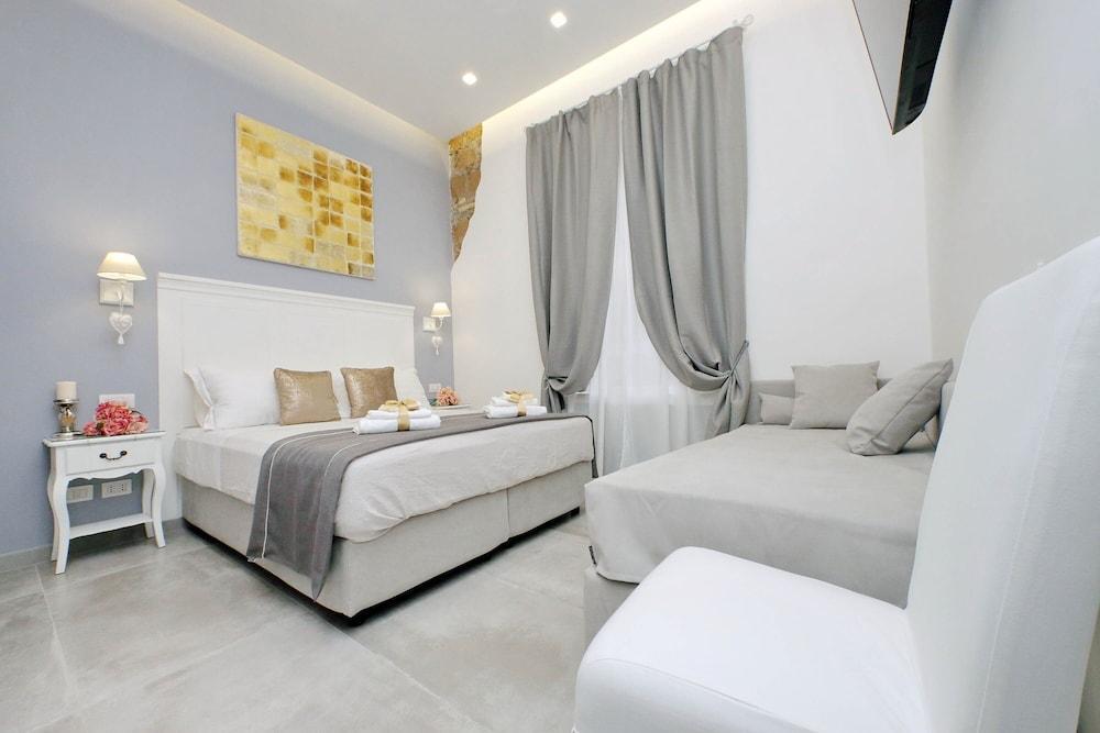 Roman Holiday Suites Room Type - Comfort Double or Twin Room