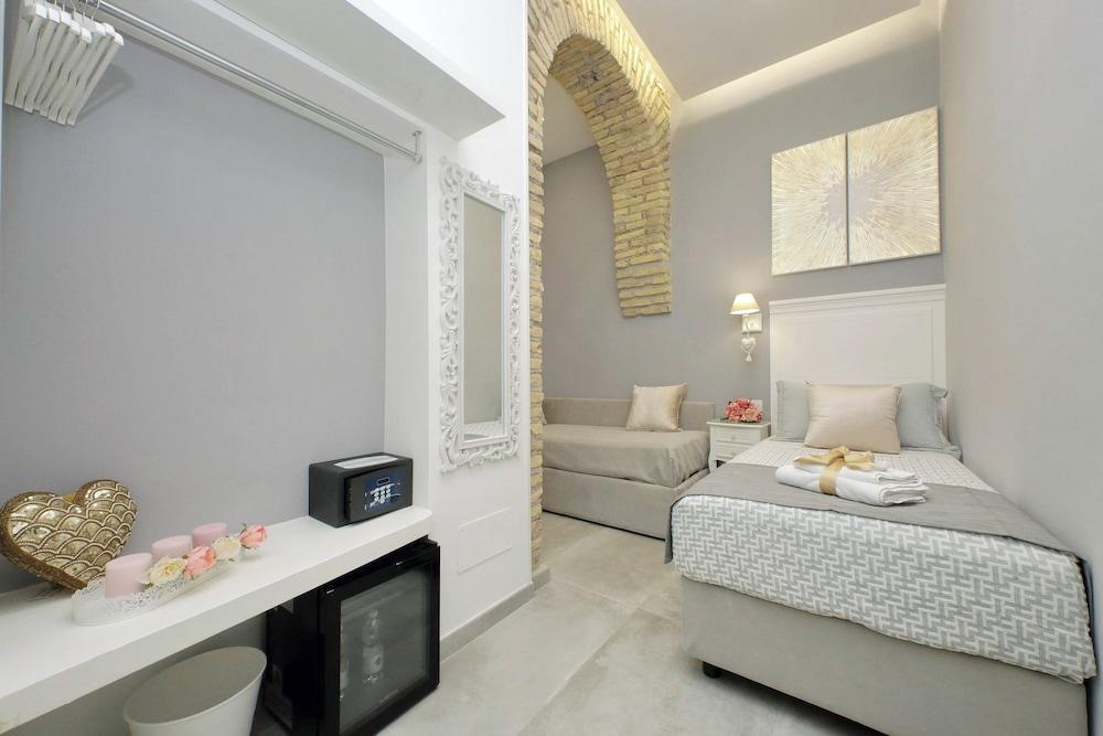 Roman Holiday Suites Room Type - Deluxe Twin Room