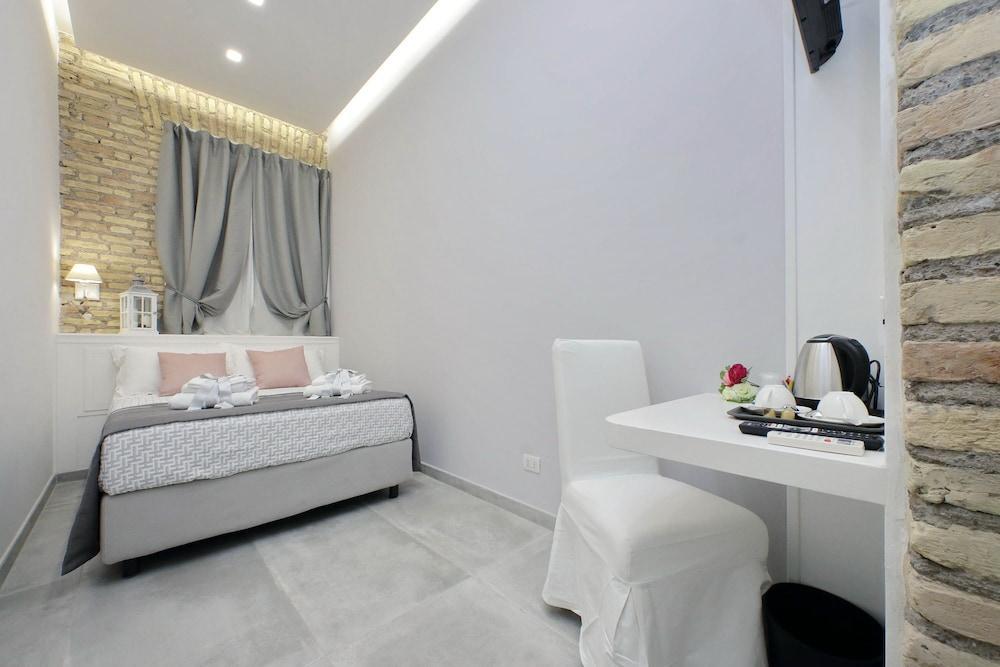 Roman Holiday Suites Room Type - Classic Room, 1 Double Bed