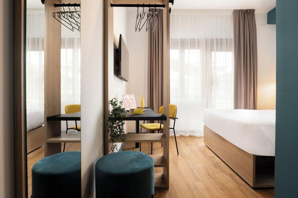 Rome Ciampino Smart Hotel - Tap to explore photos
