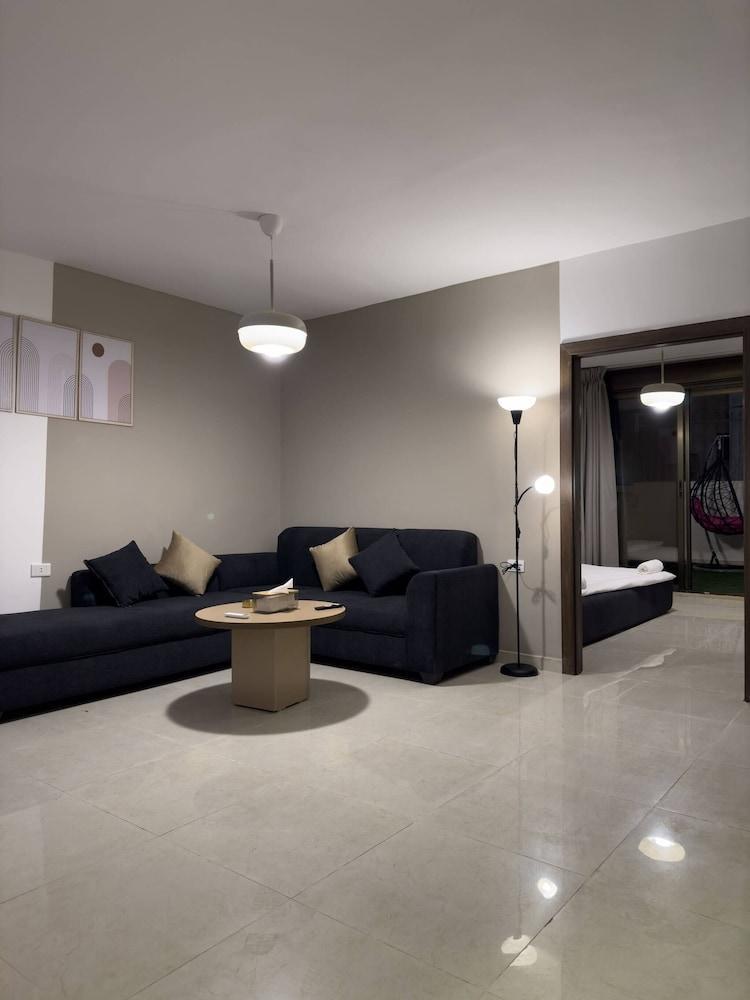 Stylish Luxe Apartment - Tap to explore photos
