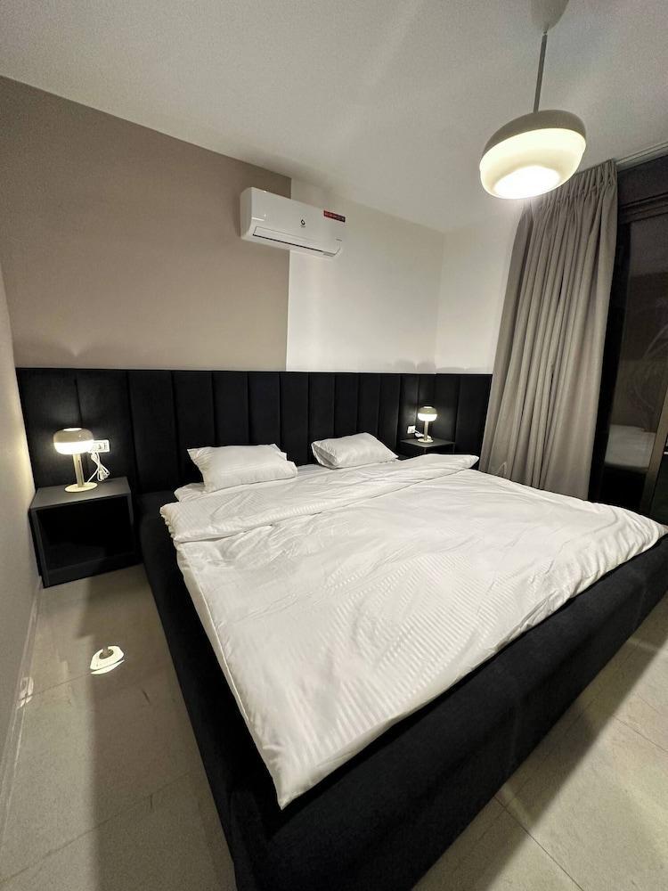 Stylish Luxe Apartment - Tap to explore photos
