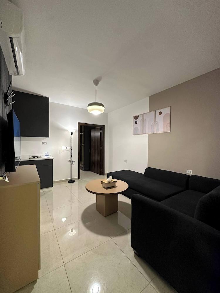 Stylish Luxe Apartment - Tap to explore photos
