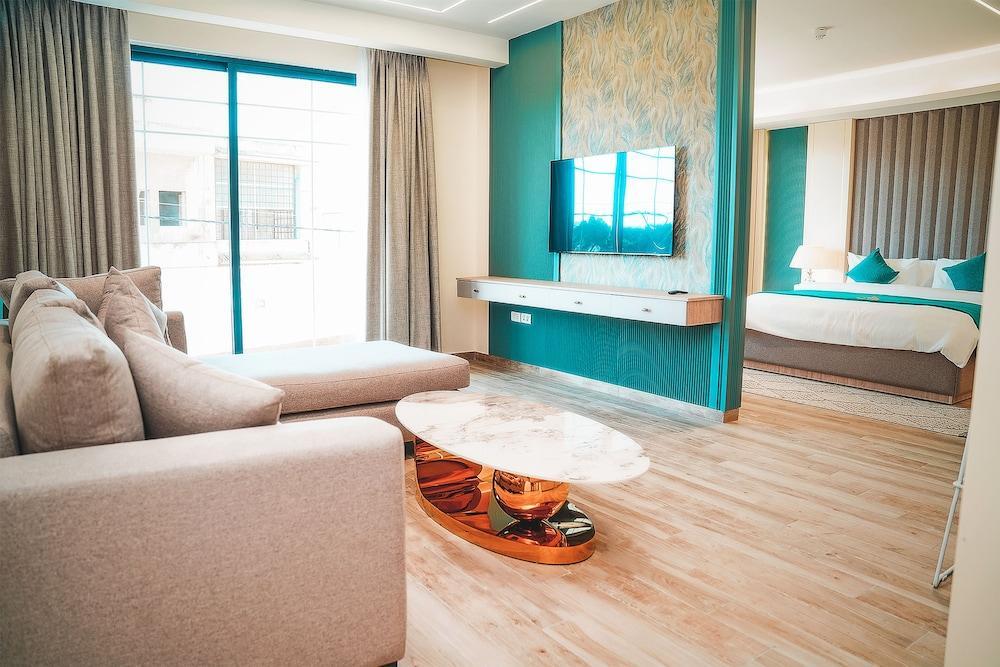 Soho Midtown Hotel Room Type - Royal Suite, City View