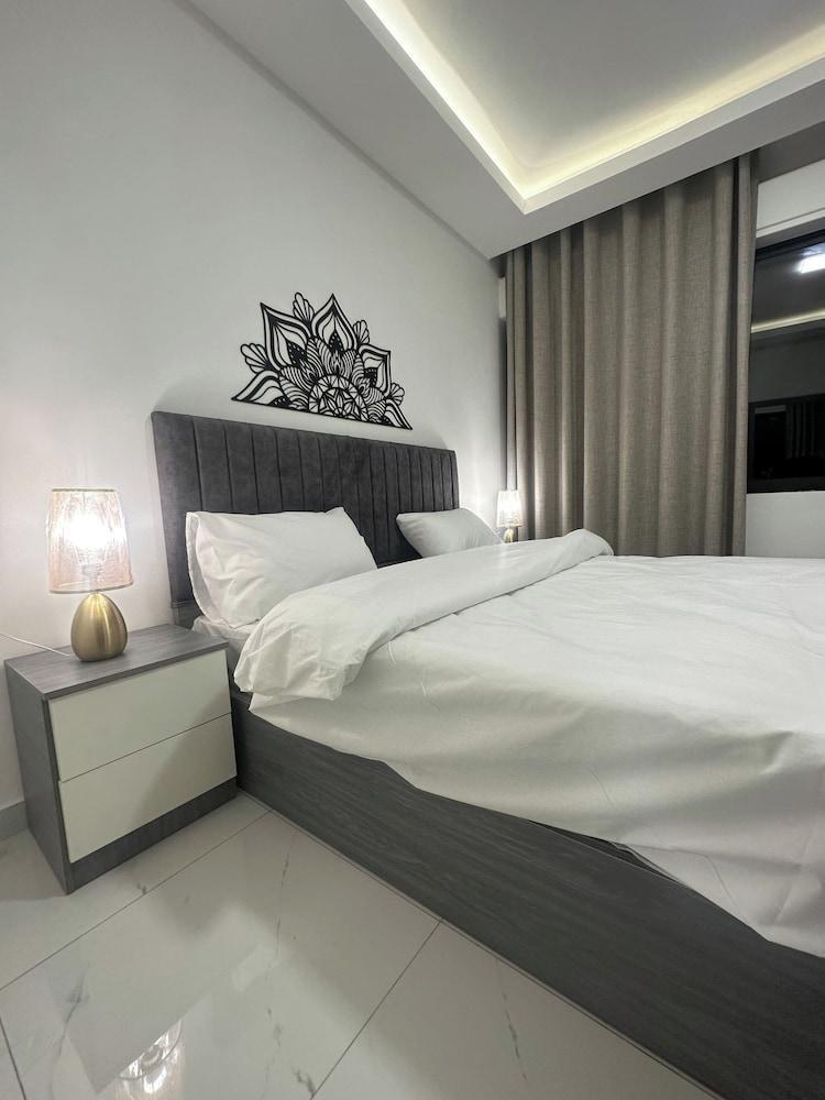 JRE Cozy Home Near All Services 20 - Tap to explore photos