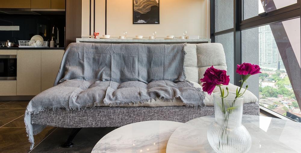 Scarletz Suites by Travelet Experience - Tap to explore photos