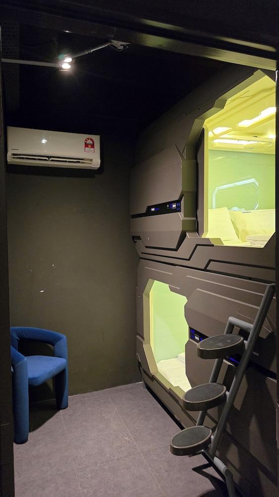 Space Hotel KL Sentral Room Type - Standard Family Room with Shared Bathroom