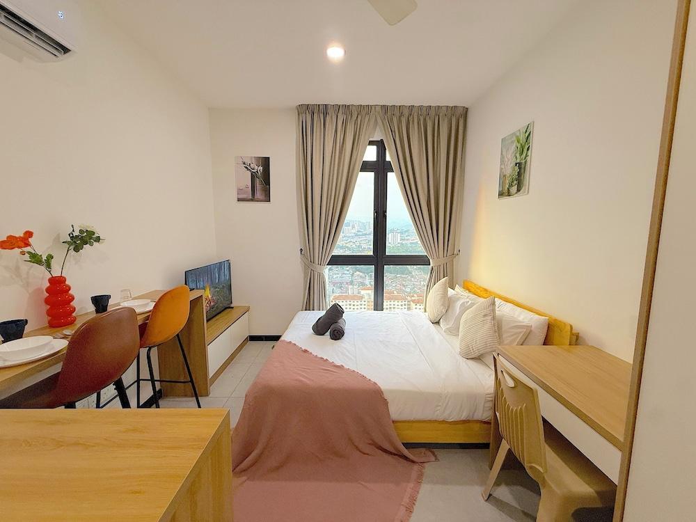 Neu Suites By Serenity Vacation Homes Room Type - Business Studio, Non Smoking, Refrigerator & Microwave
