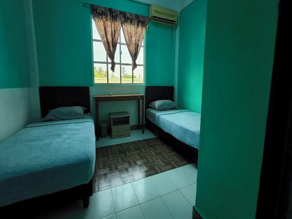 OYO 91012 Cenang Motel - Tap to explore photos