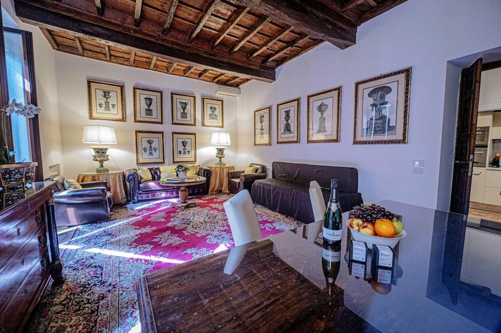 Via Giulia Charming Apartment With Balcony - Tap to explore photos