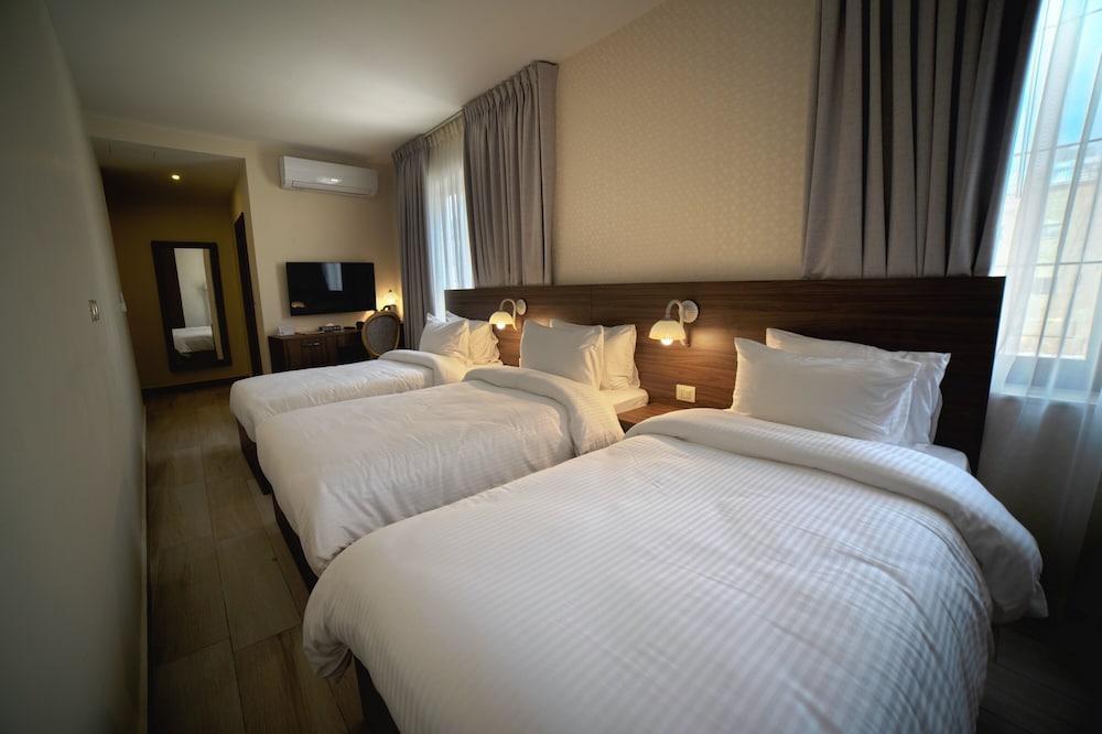 Khan Khediwe Hotel Room Type - Premium Triple Room