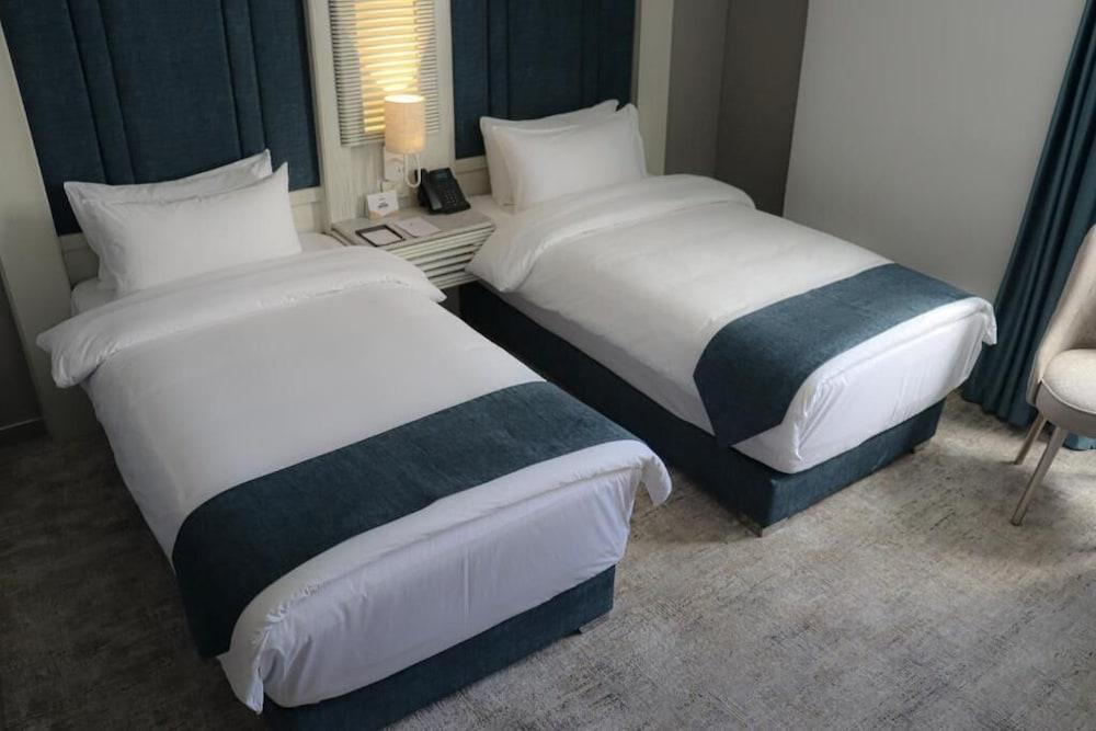 Rival Hotel Amman Room Type - Standard Twin Room, 2 Queen Beds, City View
