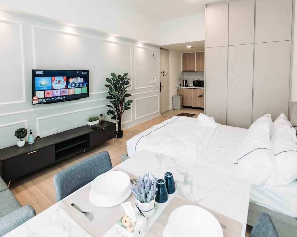 UNA Sunway Velocity by Unimax Room Type - Design Studio, 1 Queen Bed, City View