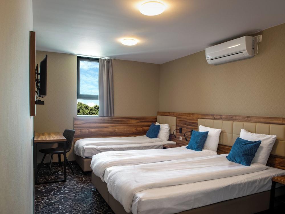 Amsterdam Lake Hotel Room Type - Standard Triple Room
