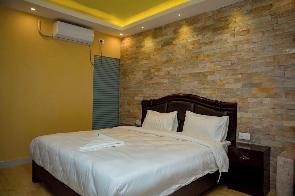 Matina Suites and Spa Room Type - Newari King Deluxe Room