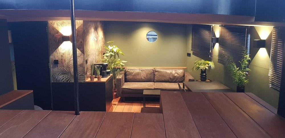 B&B Euphrate Houseboat - Tap to explore photos