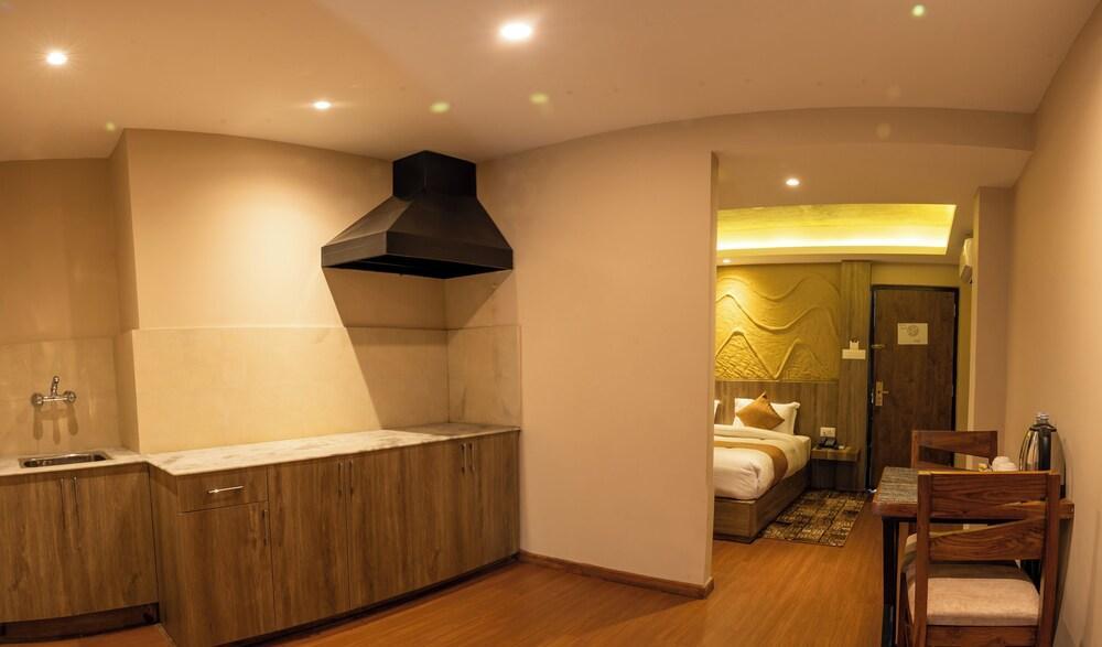 Divya Boutique Inn Room Type - Premium Apartment, Balcony, City View