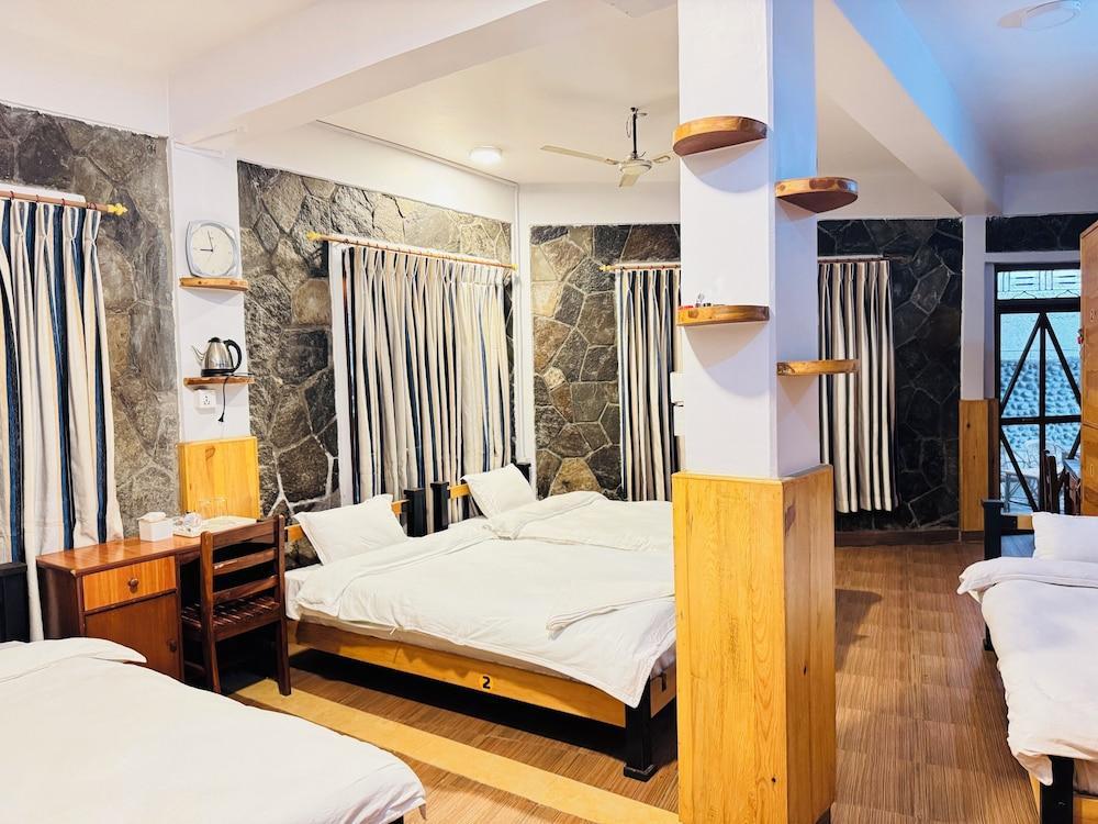 Roamers Inn - Hostel Room Type - Quadruple Room