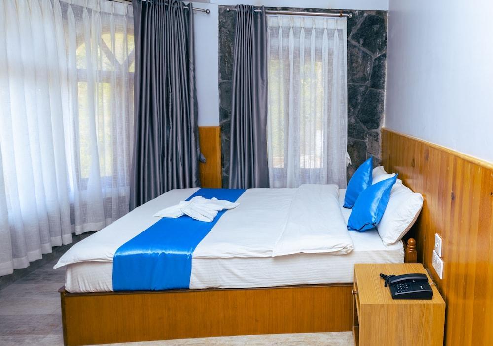 Roamers Inn - Hostel Room Type - Standard Double Room