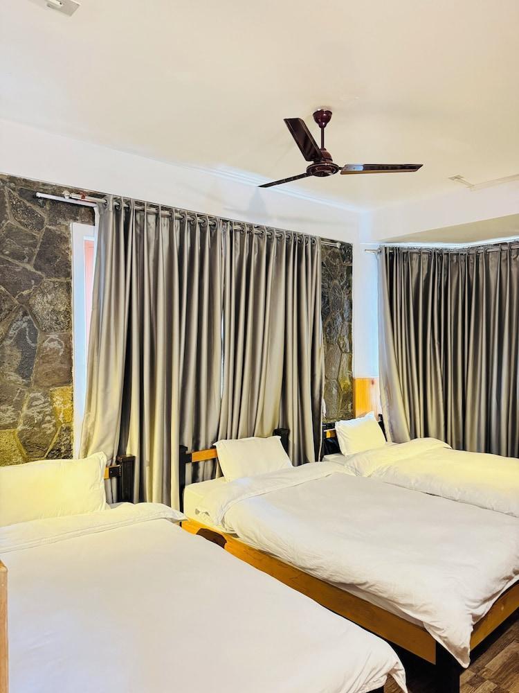 Roamers Inn - Hostel Room Type - Triple Room