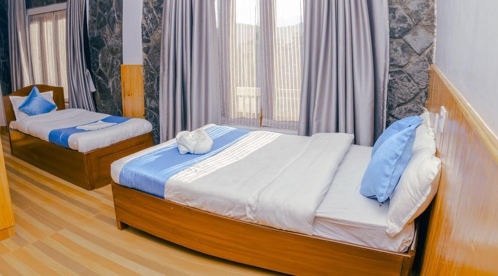 Roamers Inn - Hostel Room Type - Family Room