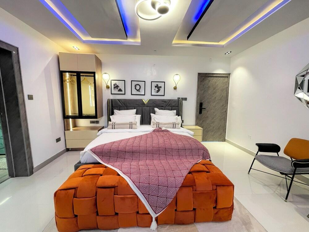 The Addison Hotels and Apartments - Tap to explore photos