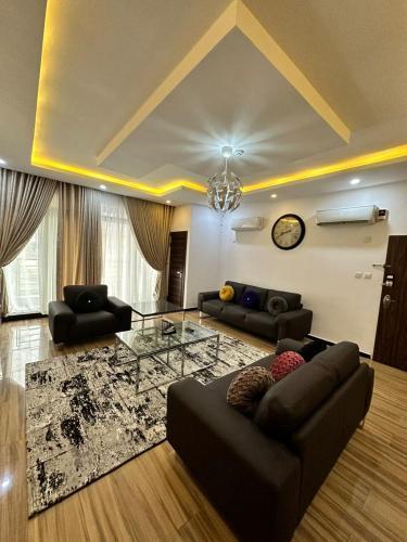 Nigus House Oniru - Tap to explore photos