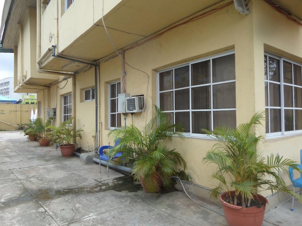 Ikeja Transit Hotel Iyala - Tap to explore photos