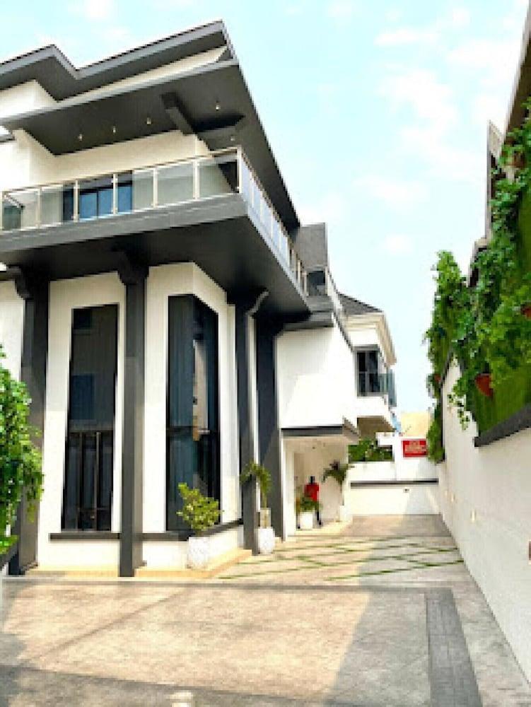 Platino Hotel and Suites Lekki - Tap to explore photos