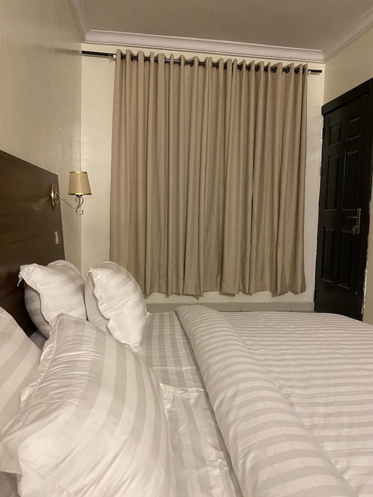 Posh Hotel And Suites