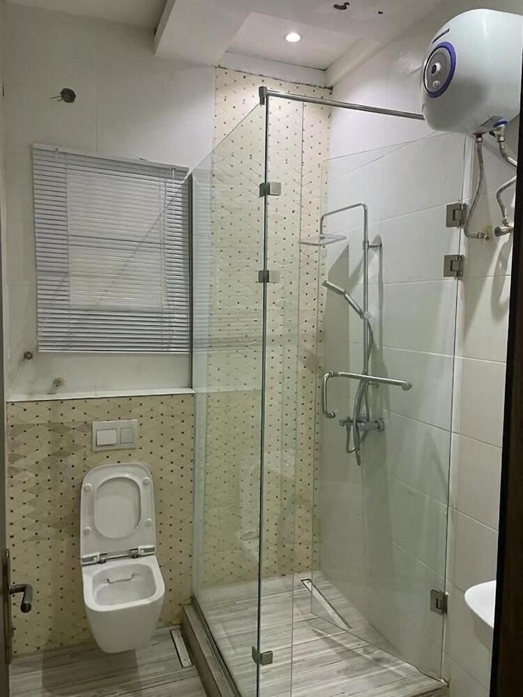 The Azaria Hotel & Apartment - Tap to explore photos