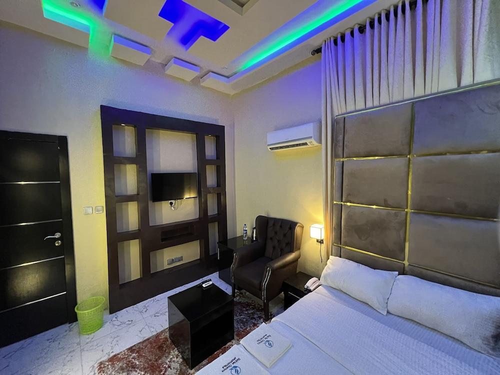 HQ APART HOTEL Room Type - Executive Double Room, 1 Queen Bed, Refrigerator