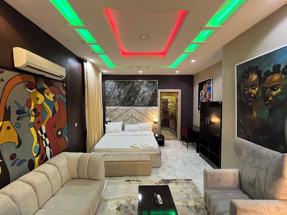 HQ APART HOTEL Room Type - Presidential Suite, 1 King Bed, Refrigerator