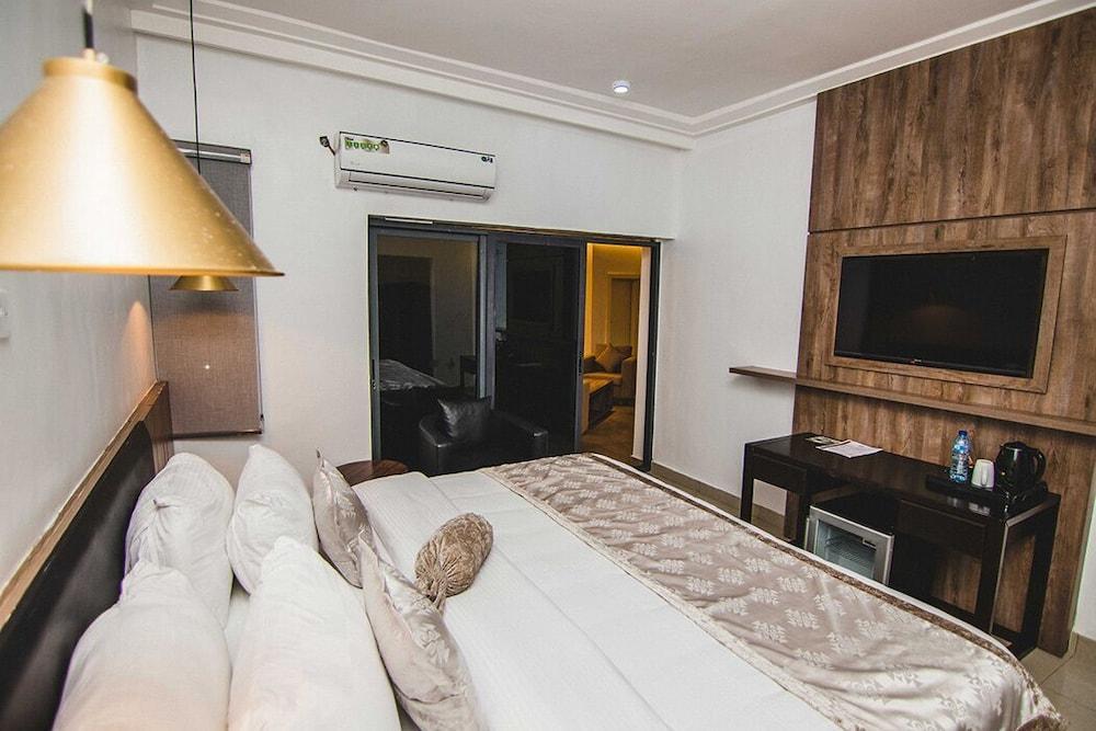 Loomzy Suites and Apartments Room Type - Standard Room, Balcony, City View