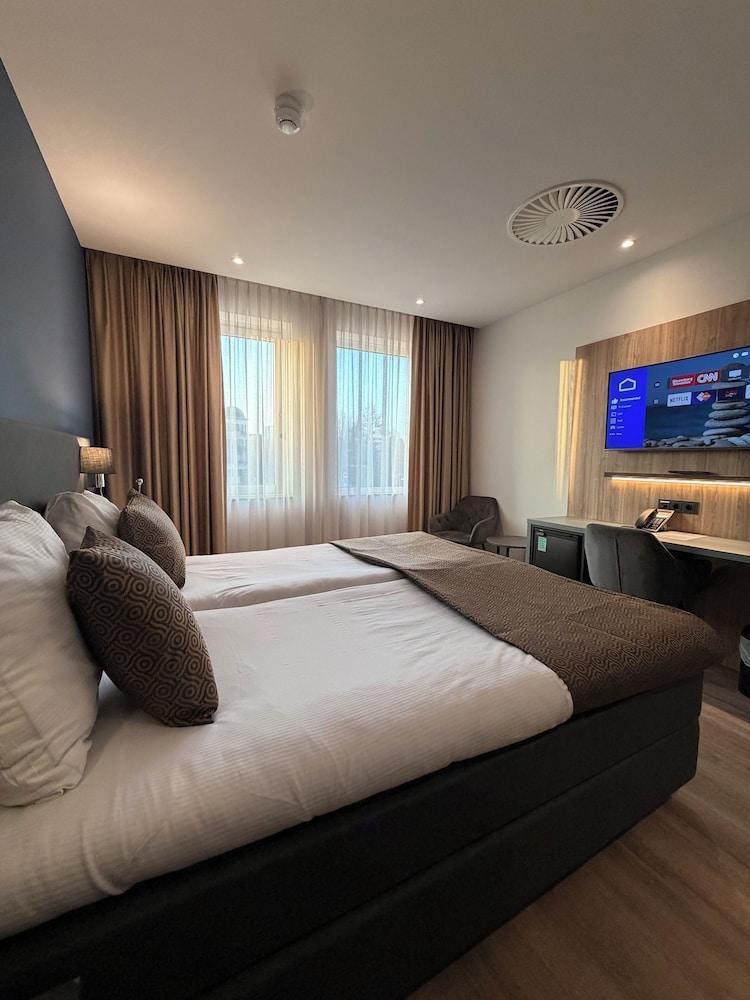 OZO Hotels Antares Amsterdam Schiphol Airport Room Type - Twin Room, 2 Twin Beds