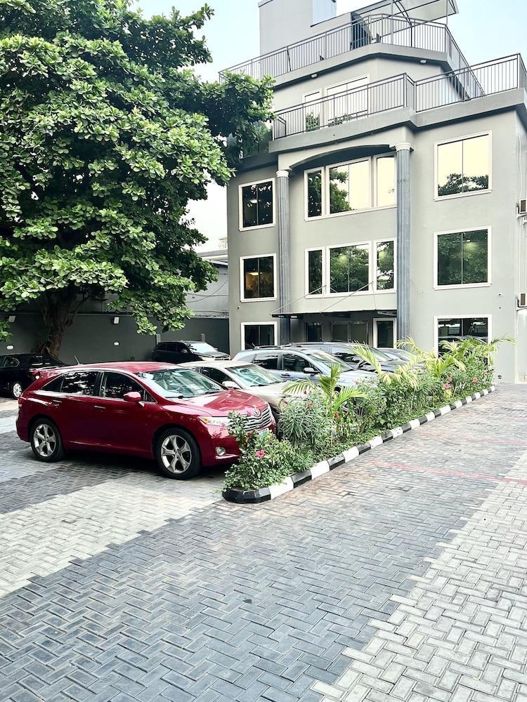 De Rigg Place Victoria Island - Tap to explore photos