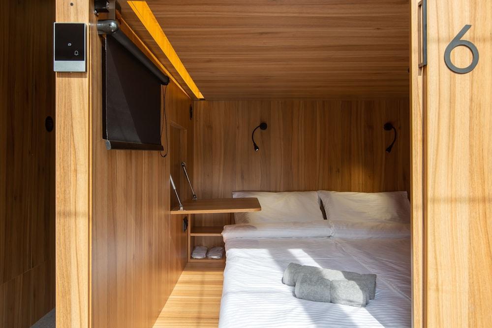 Q-block capsule hotel - Tap to explore photos