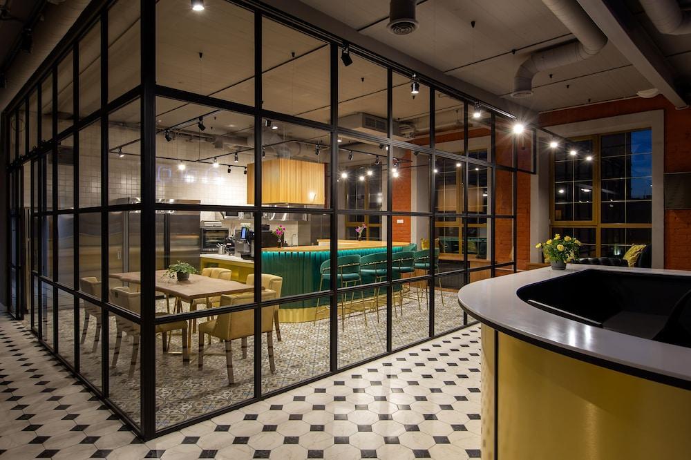 Q-block capsule hotel