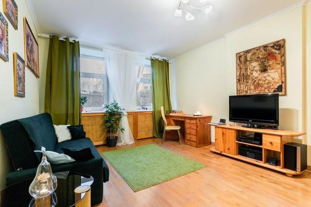 Apartment on Oruzheinyi 13 bld 2