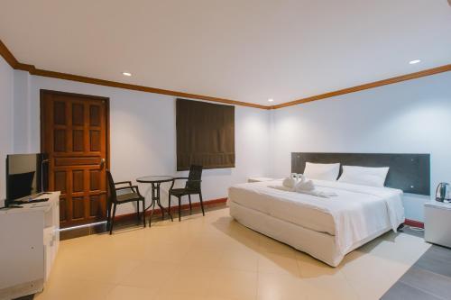 sunstar palace patong - Tap to explore photos